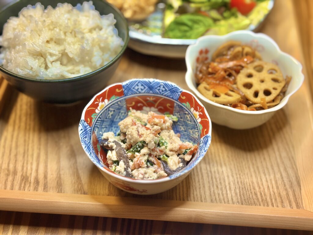 彩り豊かな白和えの小鉢。にんじん、ほうれん草、しいたけが豆腐にやさしく和えられ、和食らしい上品な一品。れんこんきんぴらと白ごはんと並ぶ、バランスのとれた家庭の夕食。