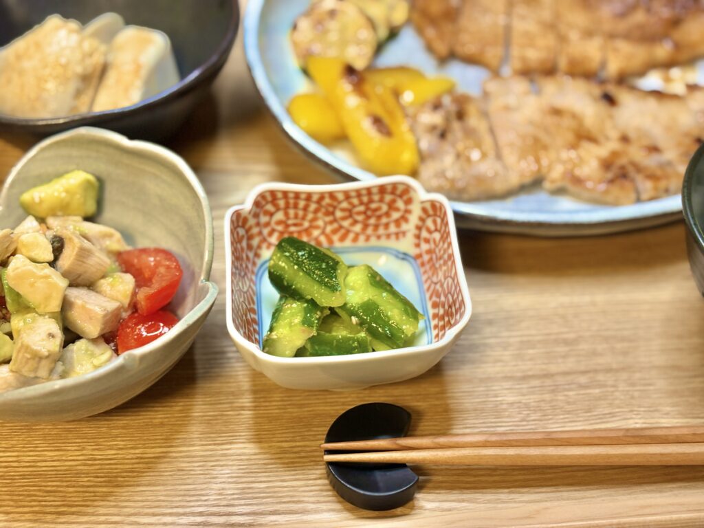 ごま油の香りが食欲をそそるたたききゅうり。小鉢に盛られた、爽やかで箸休めにぴったりの一品。」