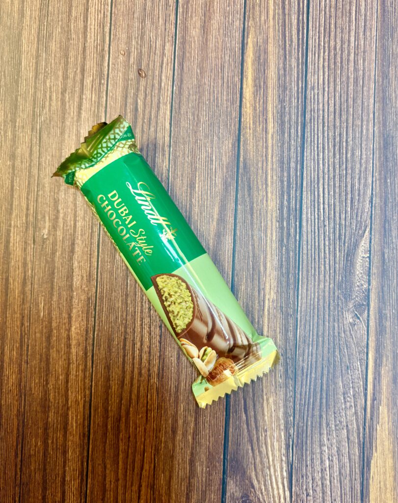 リンツ ドバイスタイル チョコレートバーのパッケージ。ピスタチオをイメージしたグリーンの包装が鮮やかで、高級感のあるチョコレートバー。