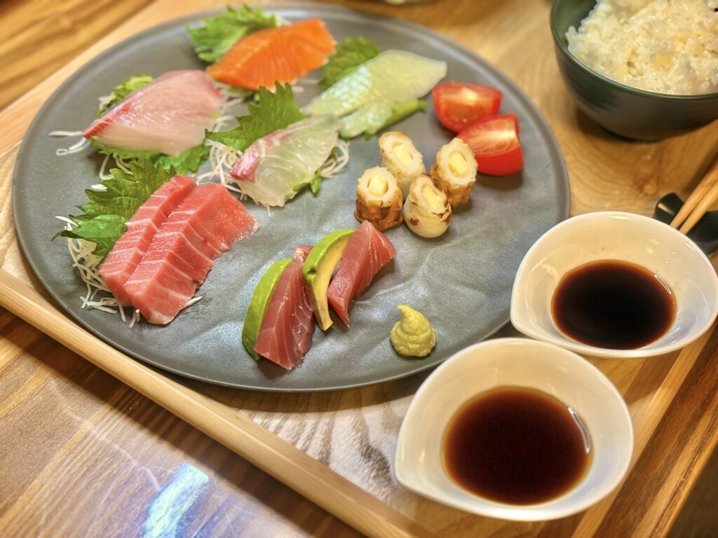 まぐろやサーモン、白身魚、アボカド、ちくわチーズ、トマトが並ぶお刺身プレート