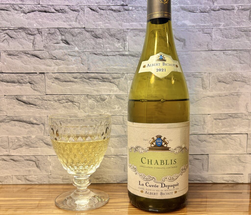 アルベール・ビショー シャブリ 2021のボトルと、グラスに注がれた白ワインが並ぶ上品なテーブルシーン
