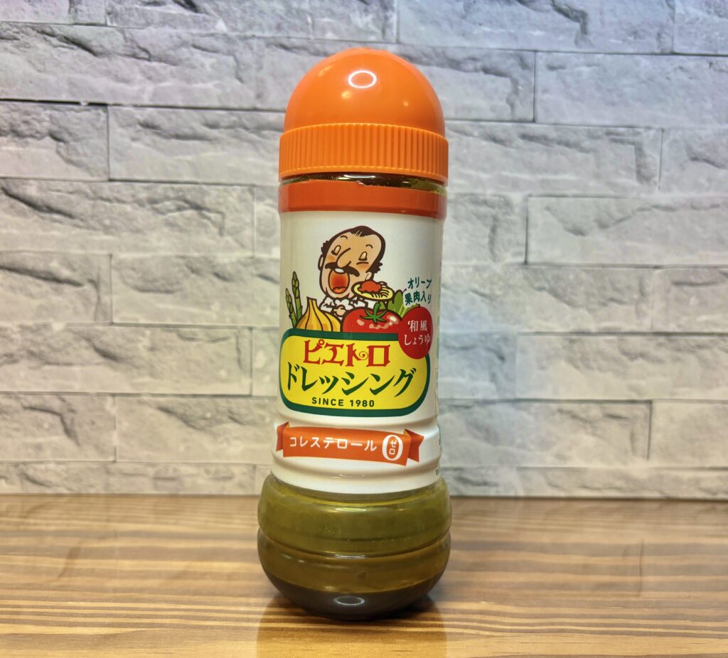 ピエトロドレッシング和風しょうゆ味のボトル。オリーブ果実入りで、野菜イラストのラベルが特徴的な人気ドレッシング。