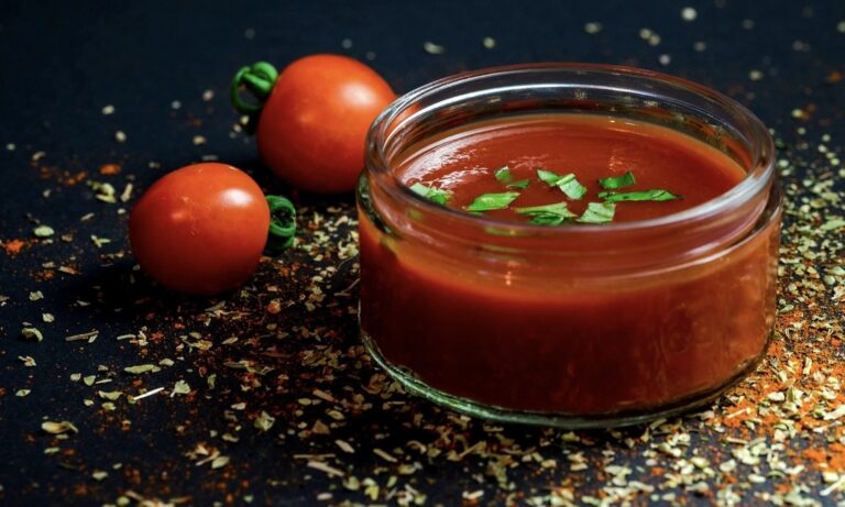 ハーブを散らした自家製トマトソースとミニトマトを並べた仕上がりイメージ