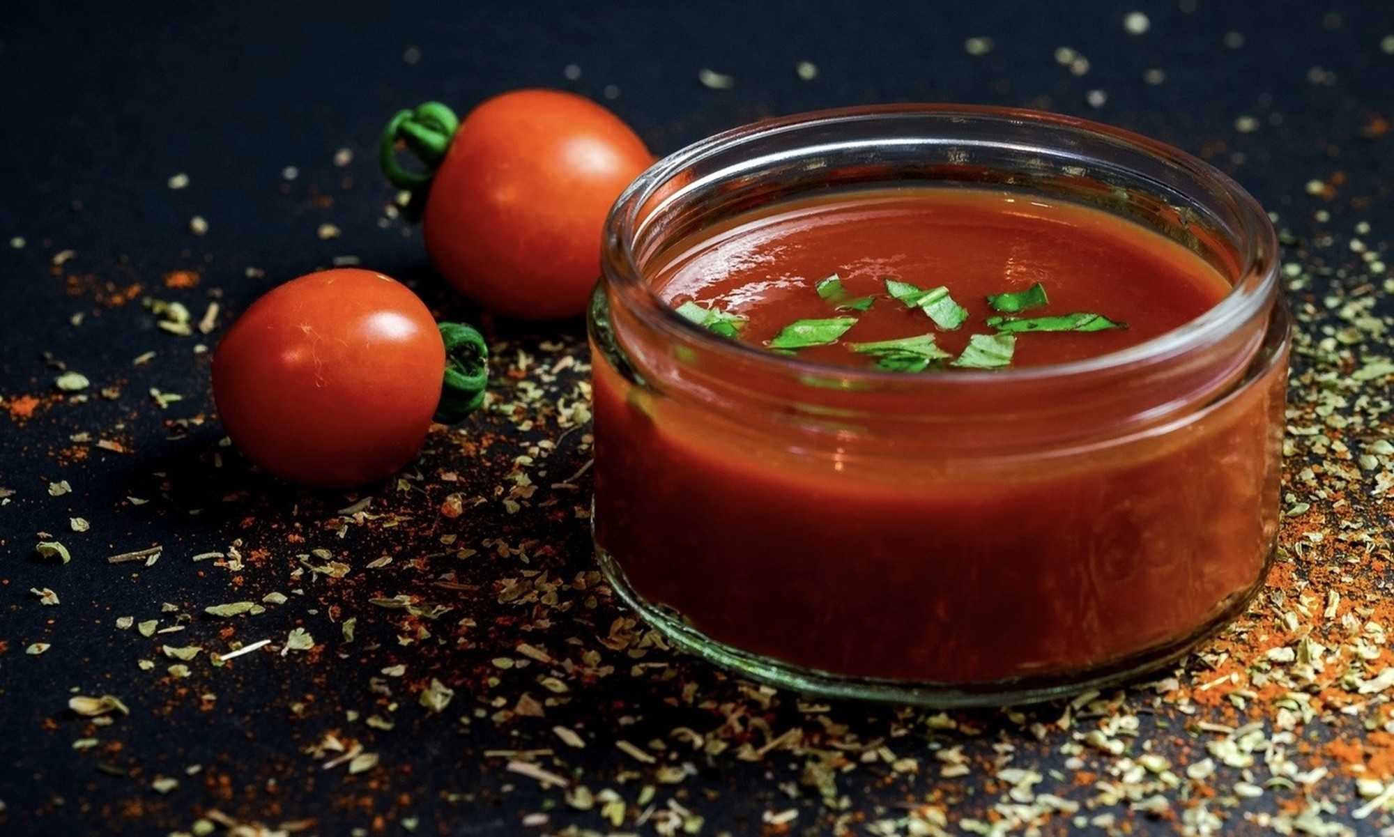 ハーブを散らした自家製トマトソースとミニトマトを並べた仕上がりイメージ