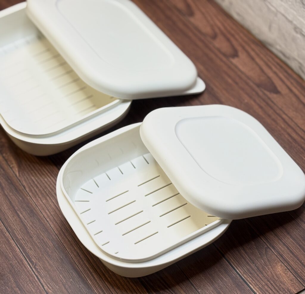 ごはんをふっくら温められる白い冷凍保存容器を、ふたを開けた状態で並べた写真。