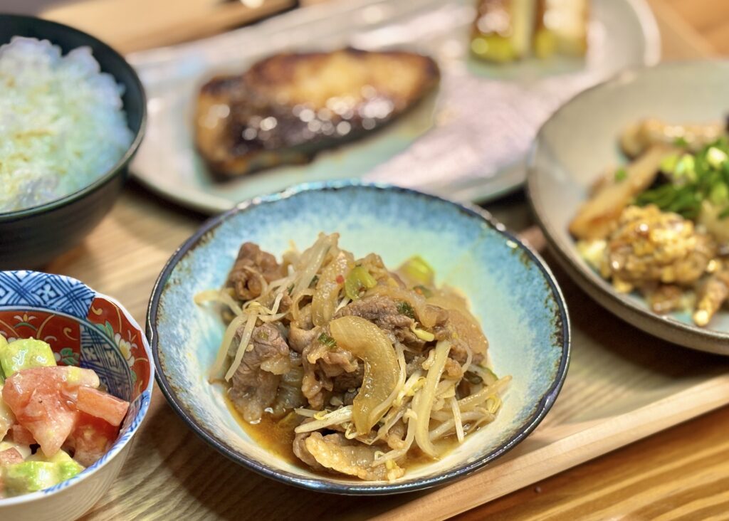 牛肉ともやしを甘辛く炒めたプルコギを器に盛りつけた写真。