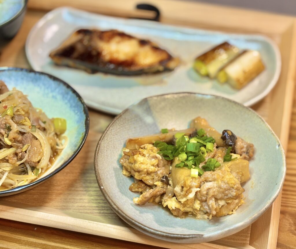 豚肉とエリンギをオイスターソースで卵とじにした副菜の写真。