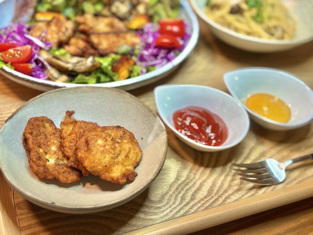 手作りのチキンナゲットが皿に盛られ、横にケチャップとマスタードが添えられている写真。