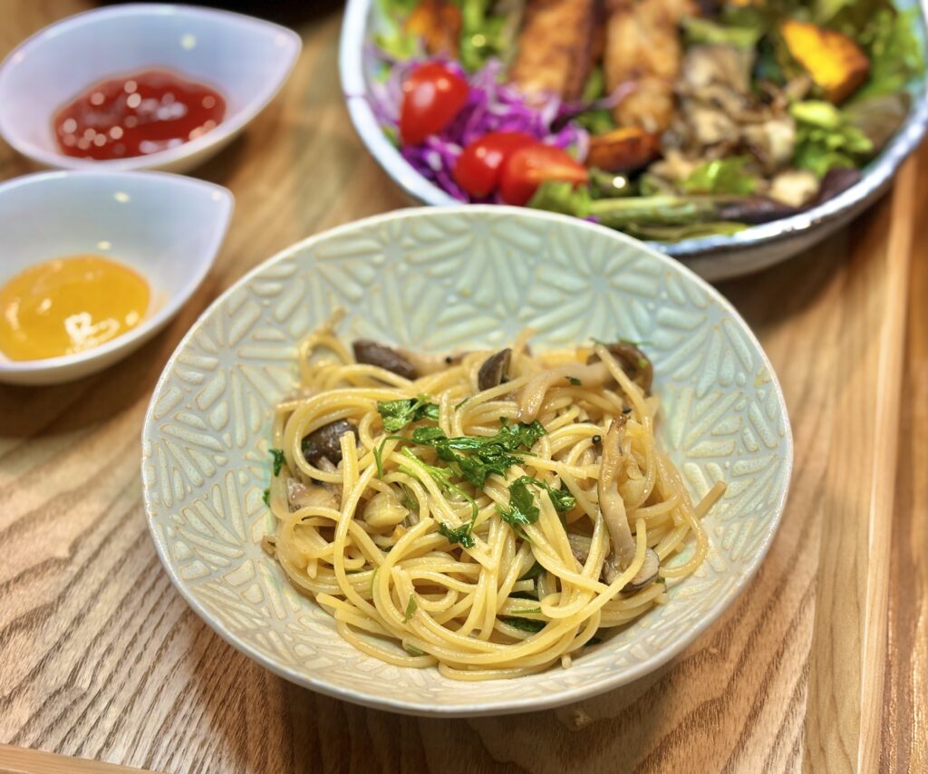 しめじとイタリアンパセリを使ったペペロンチーノが器に盛られた写真。