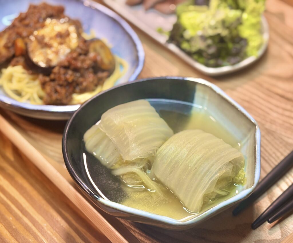 透き通ったスープに浸かった2つのロール白菜
