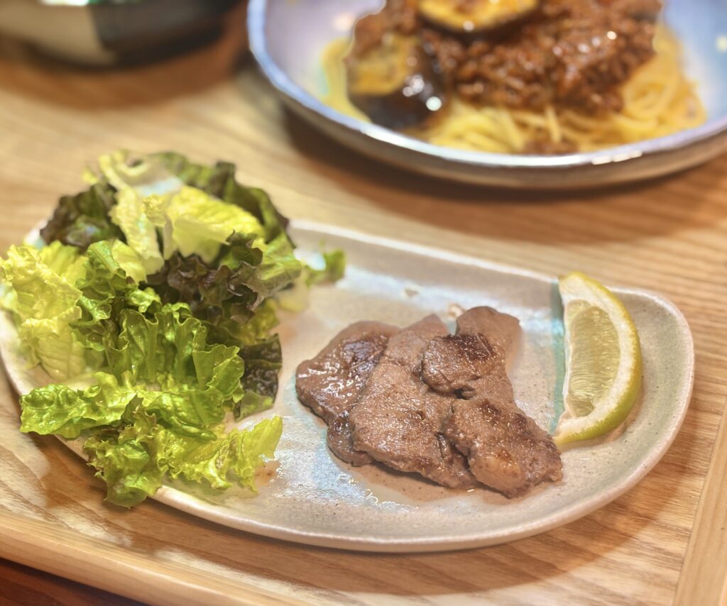 お皿に牛タンが乗せてある