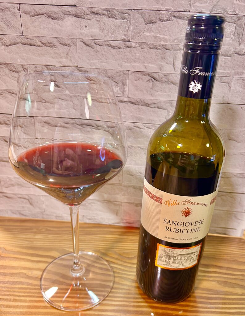 赤ワインが注がれたグラスとヴィラ・フランチェスカのボトル
