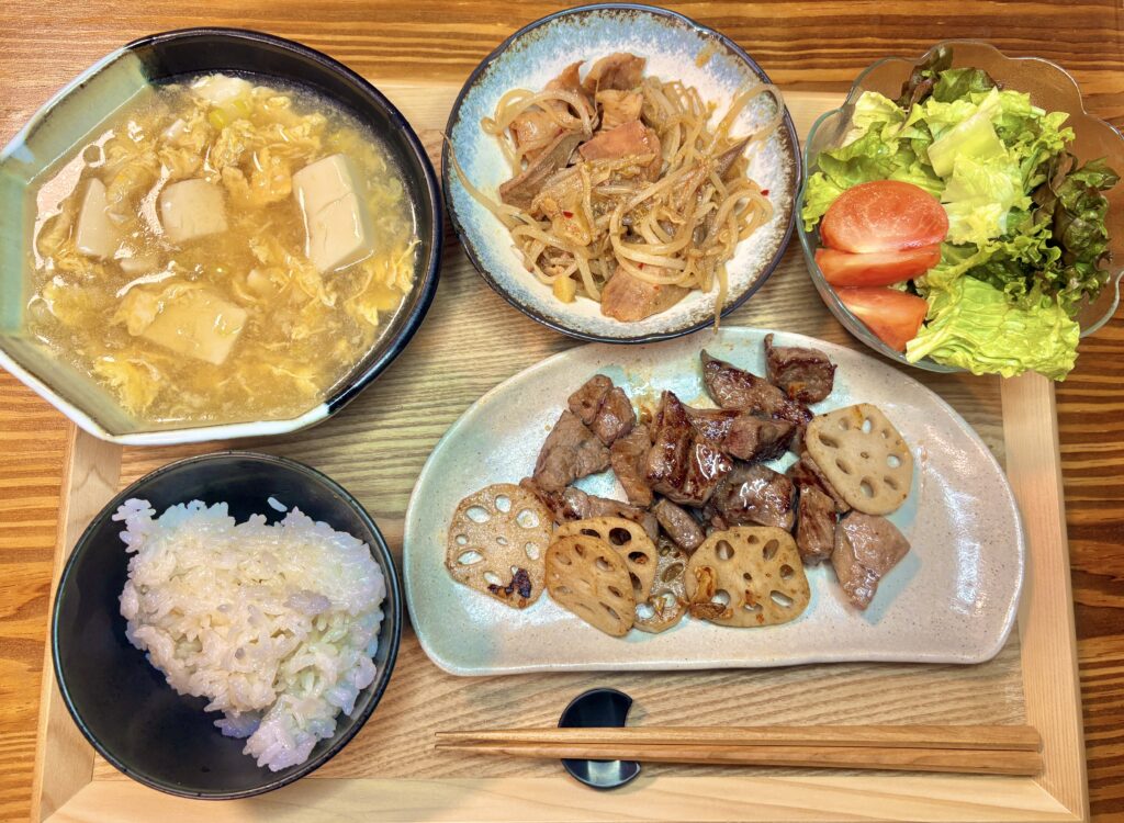 亀山ホルモンと、サイコロステーキのダブルメインご飯。もやし炒めに蓮根 卵スープとサラダ