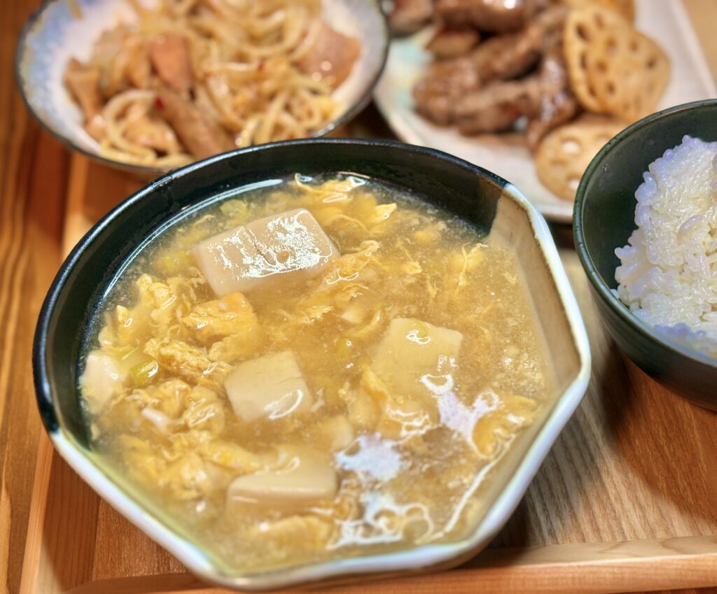 豆腐と卵入りの温かい中華スープ