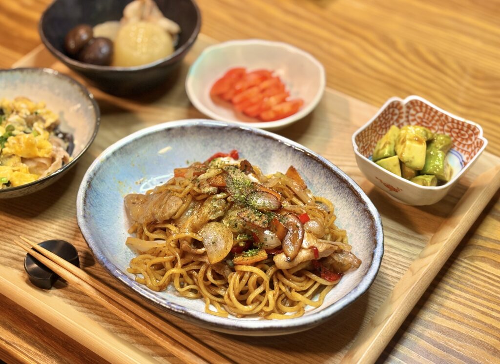 豚肉と野菜がたっぷり入ったソース焼きそば。青のりと紅生姜の色合いが食欲をそそる一皿