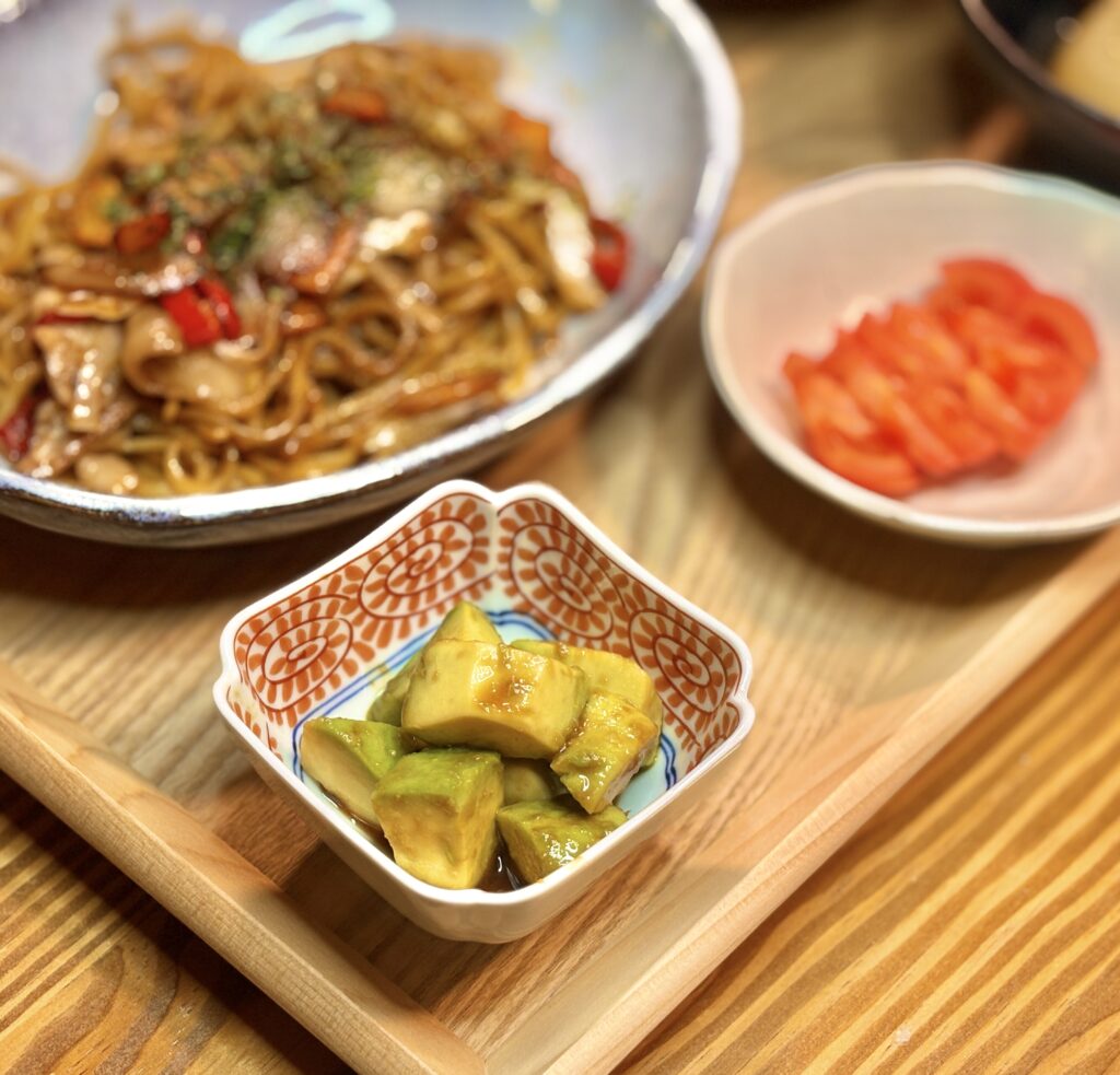 小鉢に盛り付けられたアボカドのワサビ醤油和え。角切りアボカドに醤油ダレが絡んでいる様子