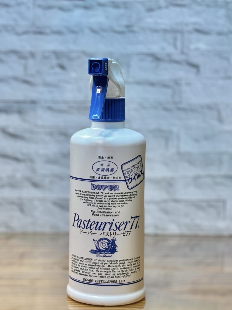 ドーバー パストリーゼ77のスプレーボトル。「食品直接噴霧」「抗菌・食品保存・防カビ」と書かれたラベルが見える、白いボトルに青いキャップのデザイン。