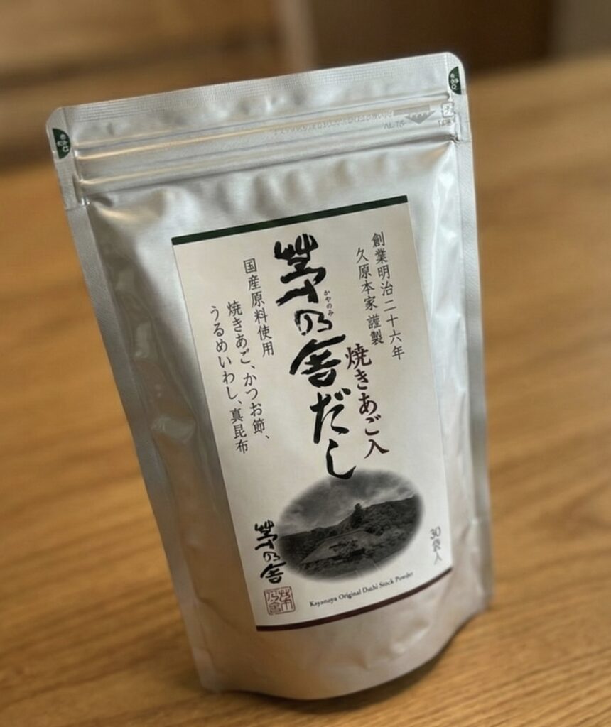 焼きあご入りのだしパック商品、和風デザインのパッケージ正面写真