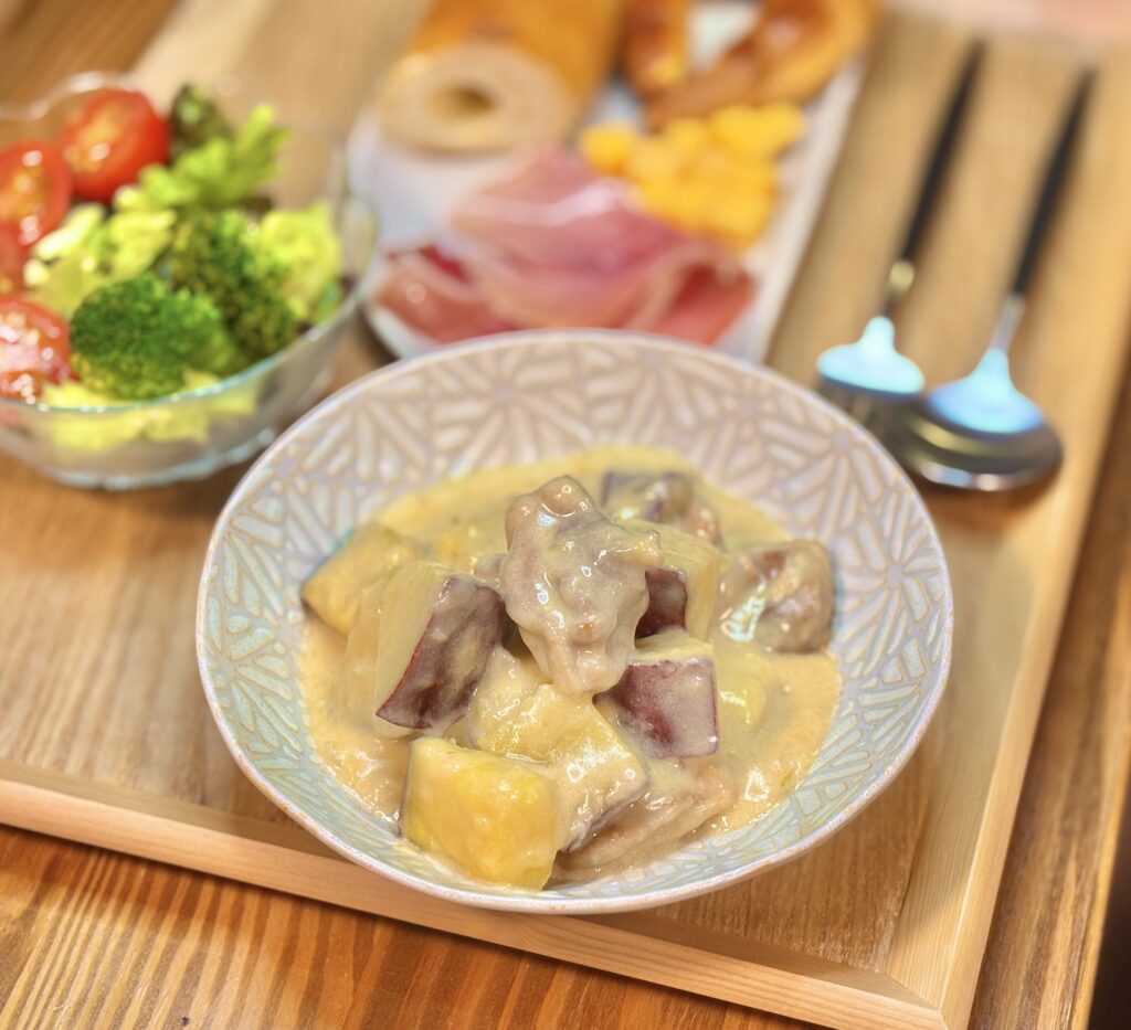 鶏肉とじゃがいもをにんにく香るクリーミーなソースで煮込んだシュクメルリを、小鉢に盛りつけた写真。