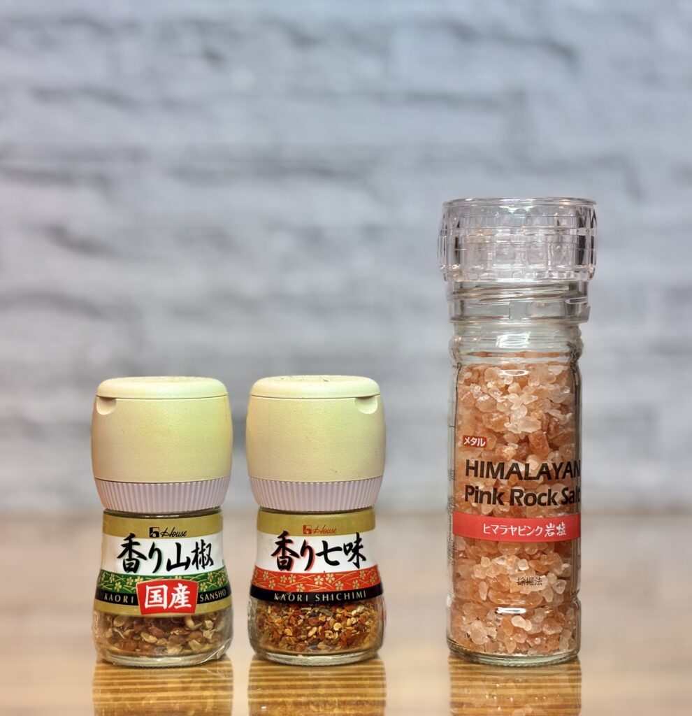 香り山椒、香り七味、ヒマラヤピンク岩塩の調味料3種を並べた写真。焼き物の味変に使える卓上調味料。