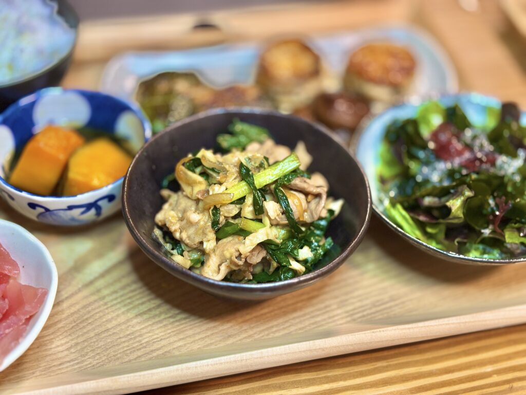 大分県の郷土料理ニラ豚。豚肉とニラを炒め合わせた、にんにく香るスタミナおかずを小鉢に盛り付けた様子。