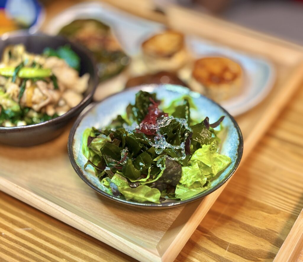 レタスと海藻を合わせたさっぱりした海藻サラダ。つやのある海藻と彩りの良い葉物が映える一皿。