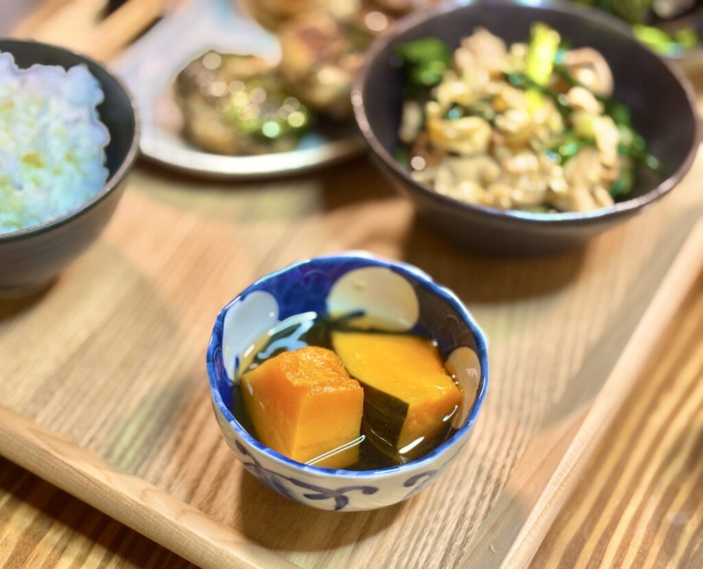 やさしい甘さに煮含めたかぼちゃの煮物を器に盛り付けた副菜。だしが染みた家庭的なおかず。