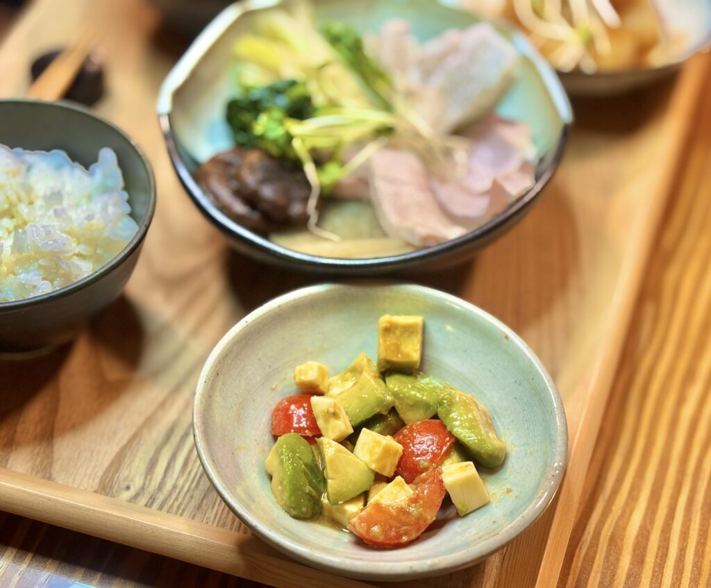 アボカドとトマト、チーズを和えたさっぱり系の副菜。彩りのよい小鉢料理