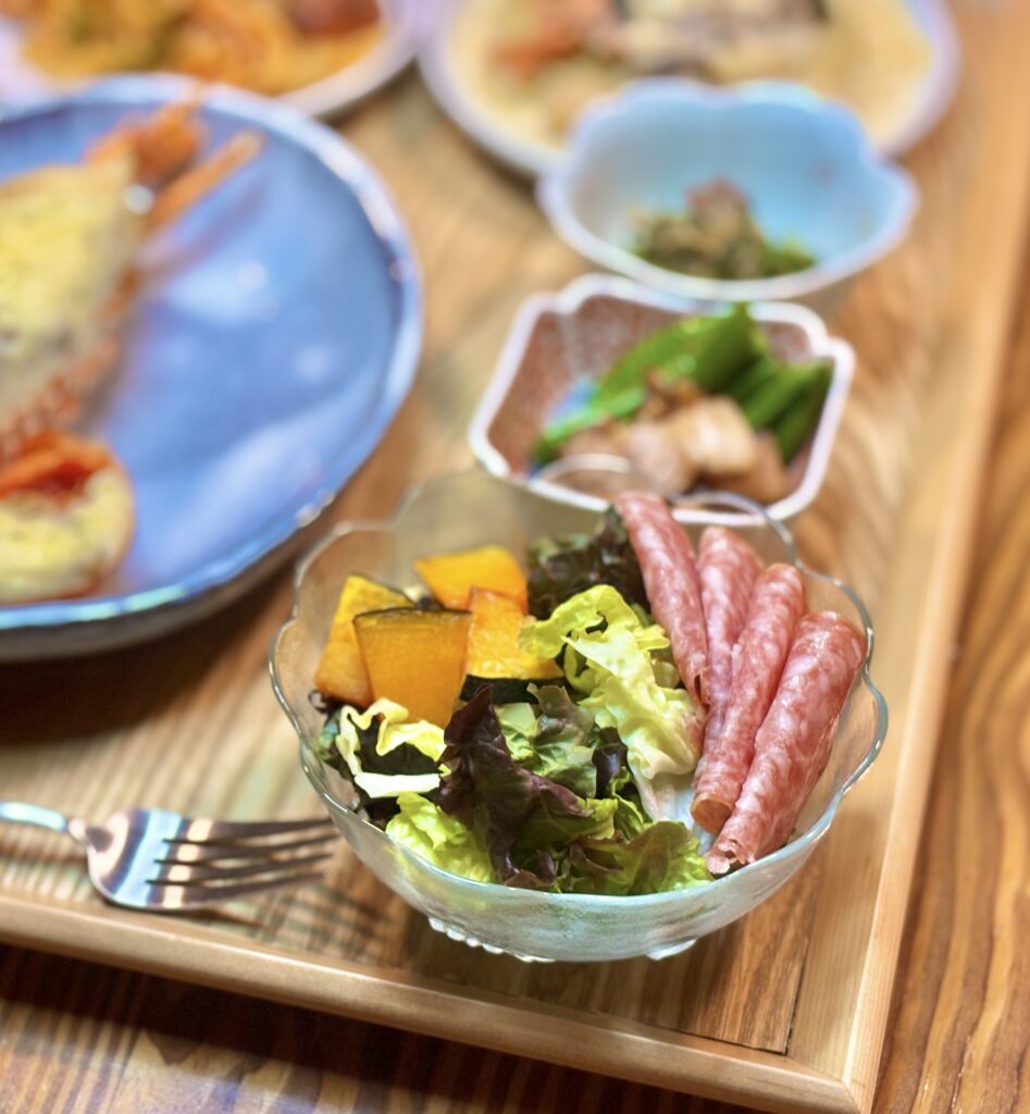 イタリアンサラミとかぼちゃをのせた彩りサラダ