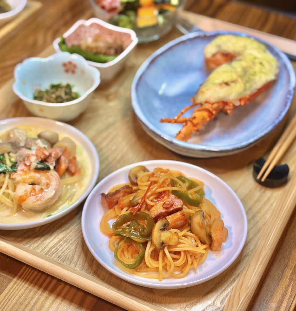 マッシュルームとベーコン、ピーマン入りのトマトソースパスタ