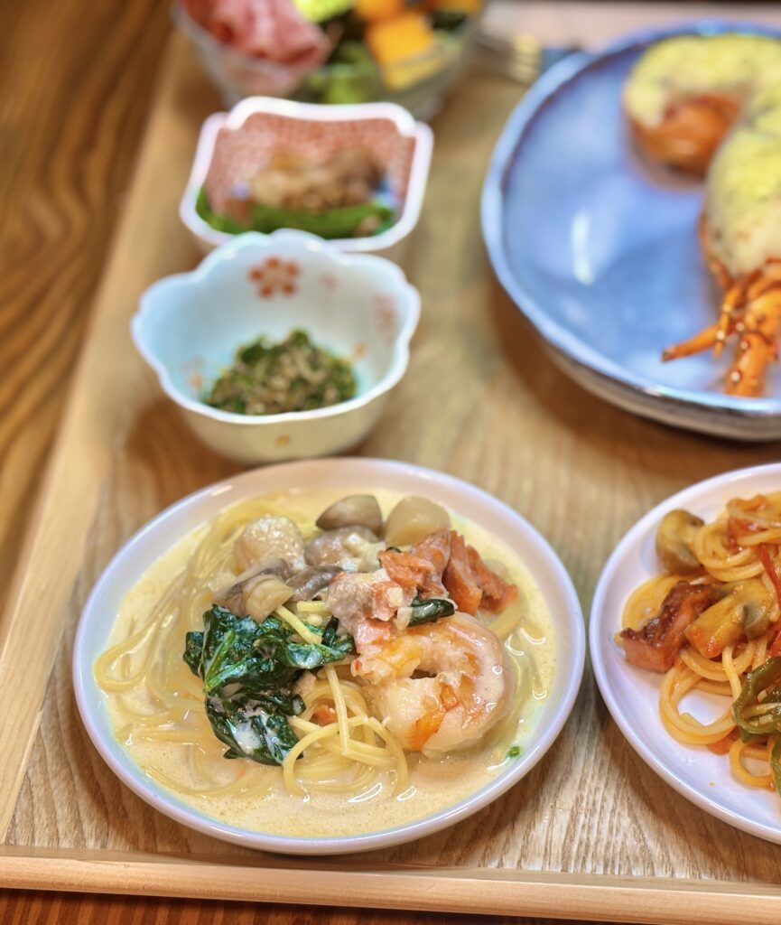 エビとほうれん草、きのこが入ったシーフードのクリームパスタ