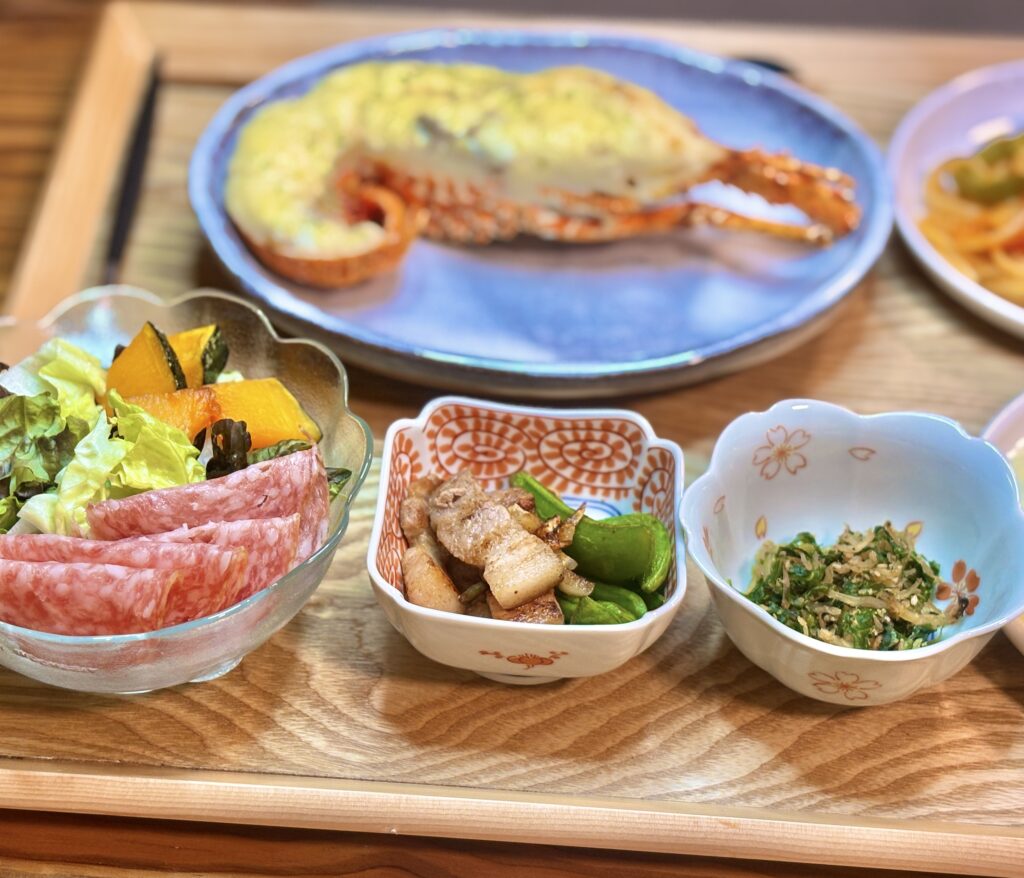 豚バラ肉とスナックエンドウのガーリックソテー、大根葉とじゃこの炒め物、小鉢のおかず盛り合わせ