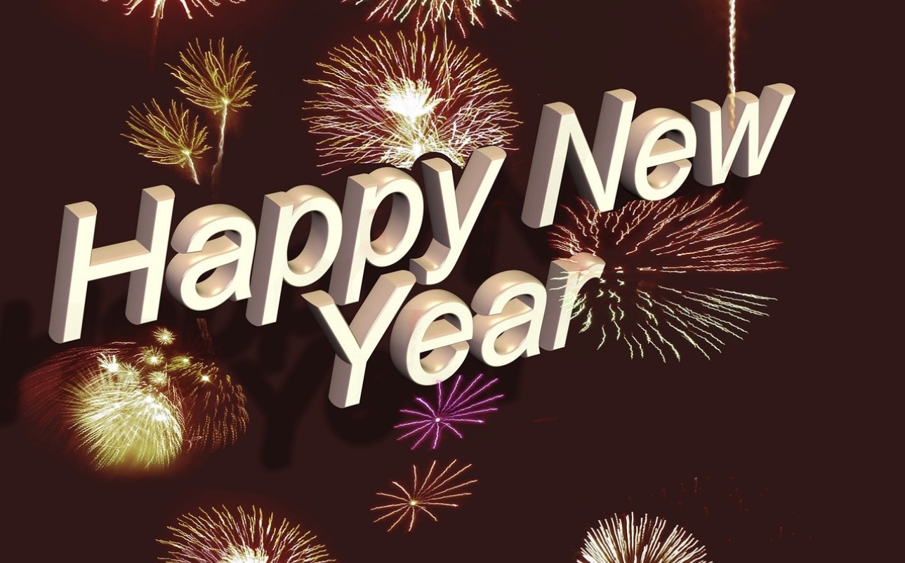 花火が夜空いっぱいに広がり、立体的な英語文字でHappy New Yearと大きく表示された華やかなお正月イメージのイラスト