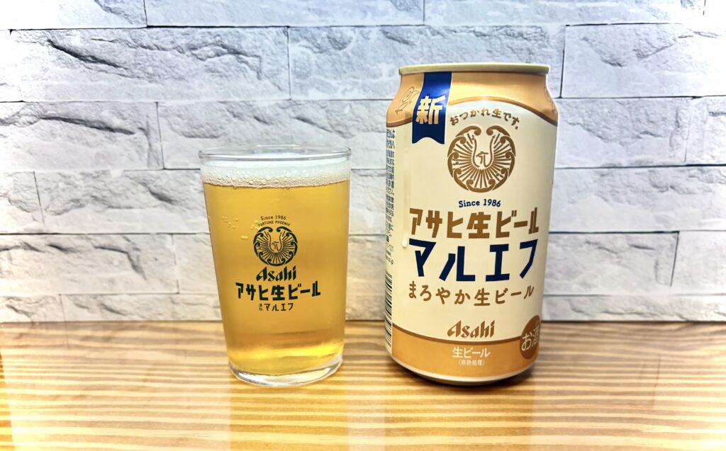 アサヒ生ビール マルエフ。まろやかでコクのある味わいが特徴の生ビール。
冷えたグラスに注いだ黄金色のビールが、晩ごはんタイムを華やかに彩る一杯。