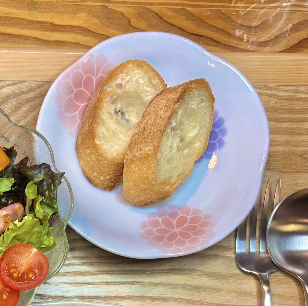 ヨシカワのバゲットをスライスして器に盛り付けたパン。カリッとした表面と中のもちっとした食感が特徴。