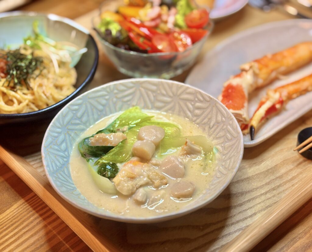 ホタテとタラバガニ、青梗菜を合わせた濃厚クリーム煮。白いソースに魚介の旨みが溶け込んだ冬にぴったりの料理。