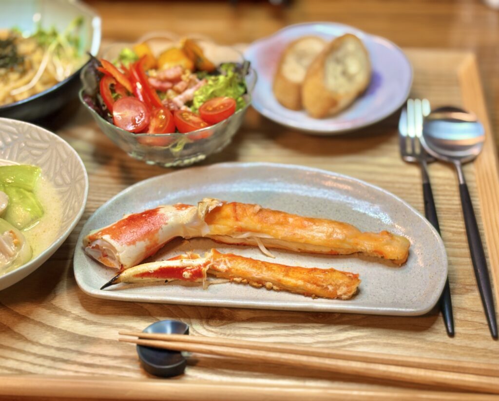 フライパンで焼いたタラバガニの脚を器に盛り付けたバターソテー。香ばしい焼き色と厚みのあるカニ身が食欲をそそる一皿。