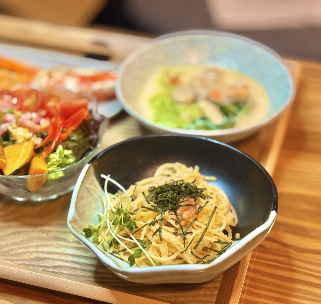 明太子を使ったパスタに刻み海苔とかいわれ大根を添えた明太パスタ。和風仕立てでクリーム系おかずにも合う一品。