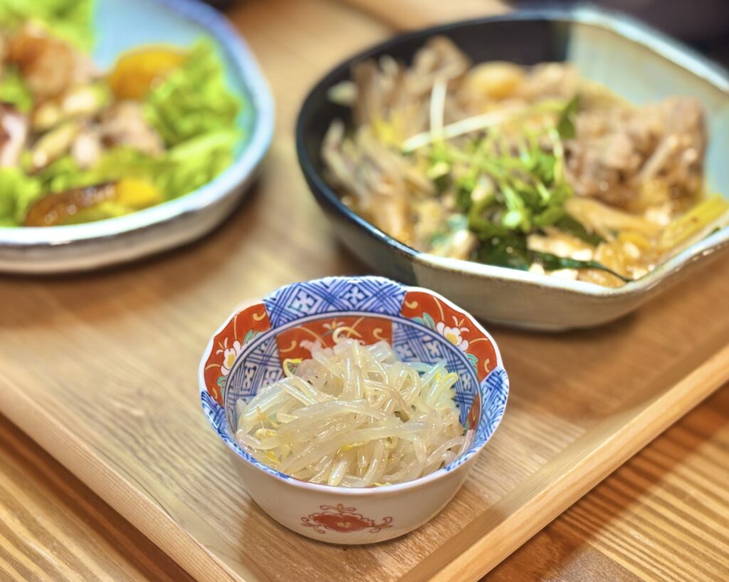 器に盛られたシンプルなもやしナムルの料理写真