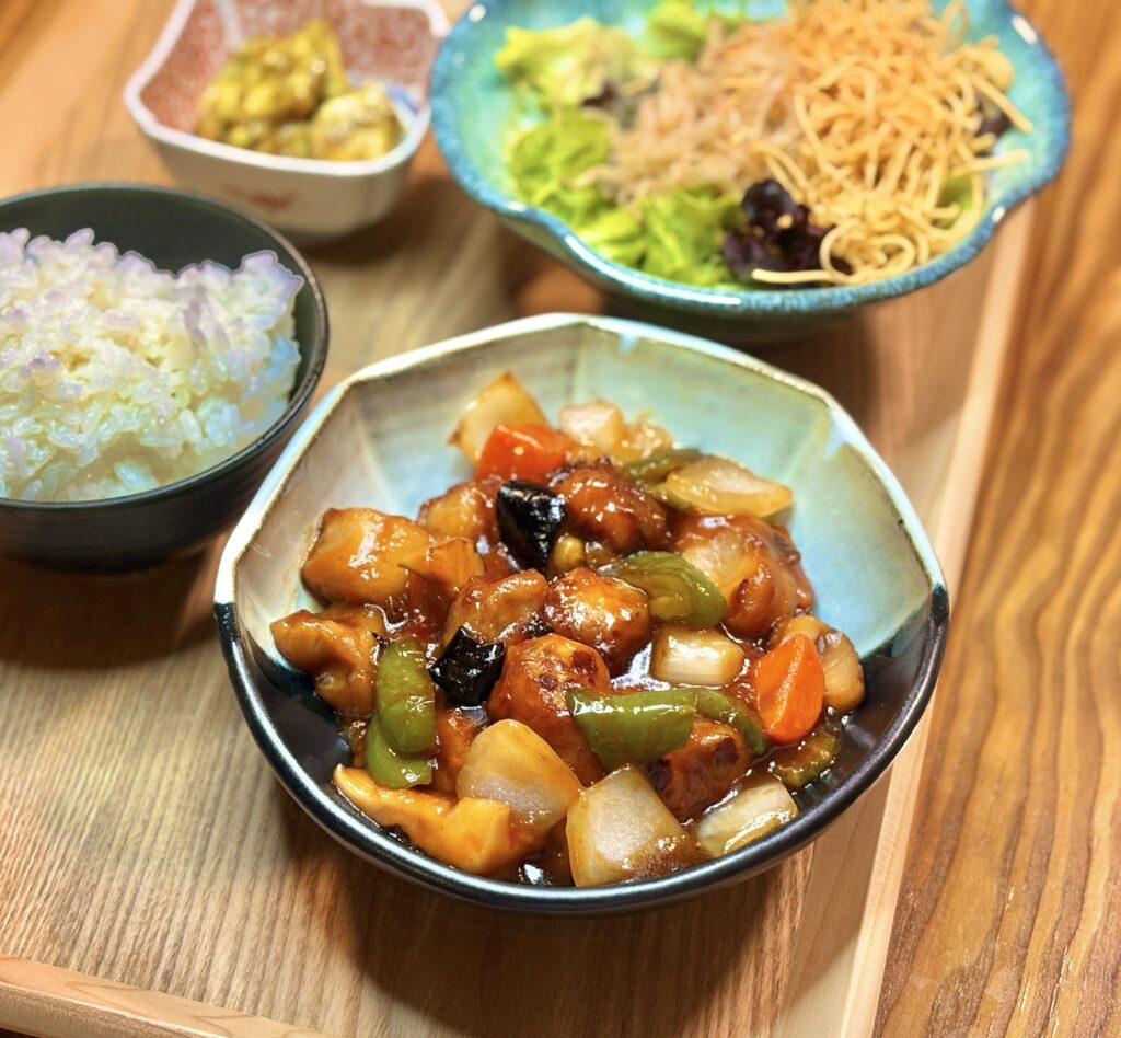 甘酢あんの照りが食欲をそそる具だくさん酢豚のアップ写真