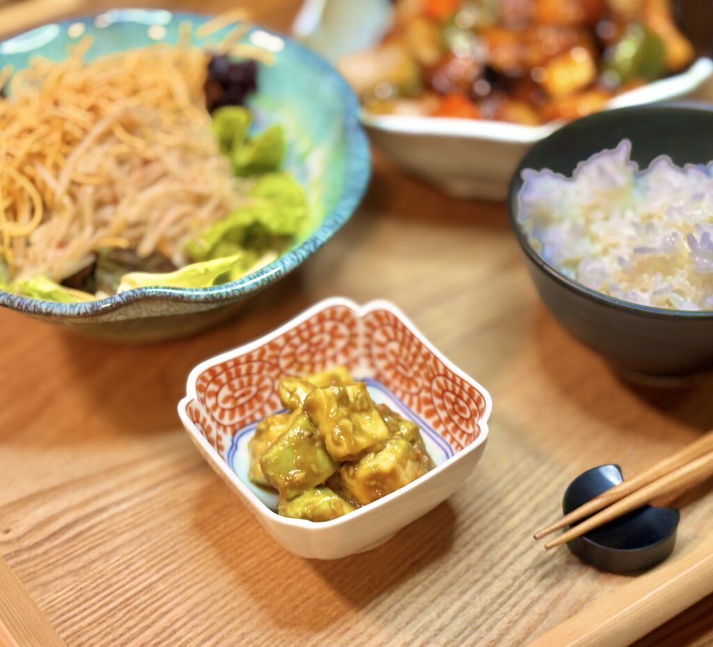 ねっとり濃厚な食感が伝わる、アボカドのワサビ和えのアップ写真