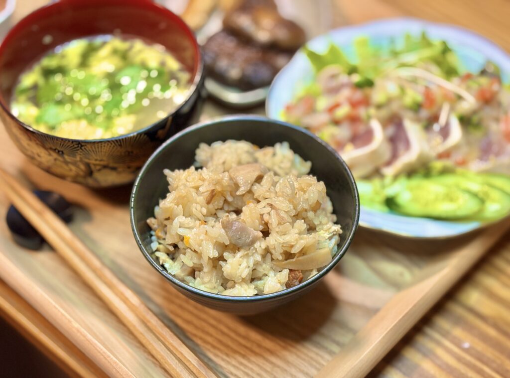 鶏肉入りの鳥飯をよそったご飯茶碗