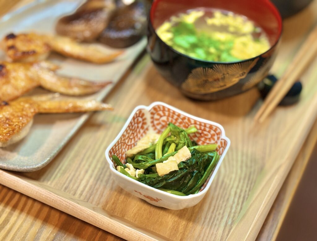 ほうれん草と油揚げを出汁で煮た小鉢料理