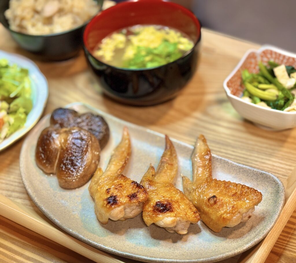 こんがり焼いた骨抜き手羽先と椎茸の塩焼きを盛り付けた主菜プレート