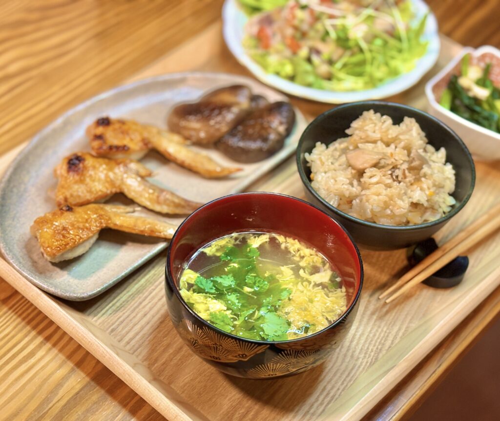 三つ葉を浮かべた澄まし仕立てのお吸い物