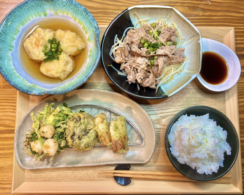 旦那キッチン作の和食晩酌メニュー全景。ホタテと三つ葉の天ぷら、揚げ出し豆腐、豚ロースの焼きしゃぶ、ご飯が並んだ定食スタイル