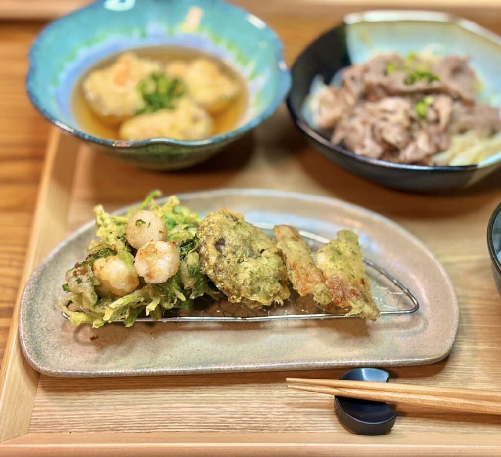 ホタテの貝柱と三つ葉のかき揚げ、肉厚椎茸とちくわの磯辺揚げの盛り合わせ。サクサクの衣が美味しい天ぷらプレート