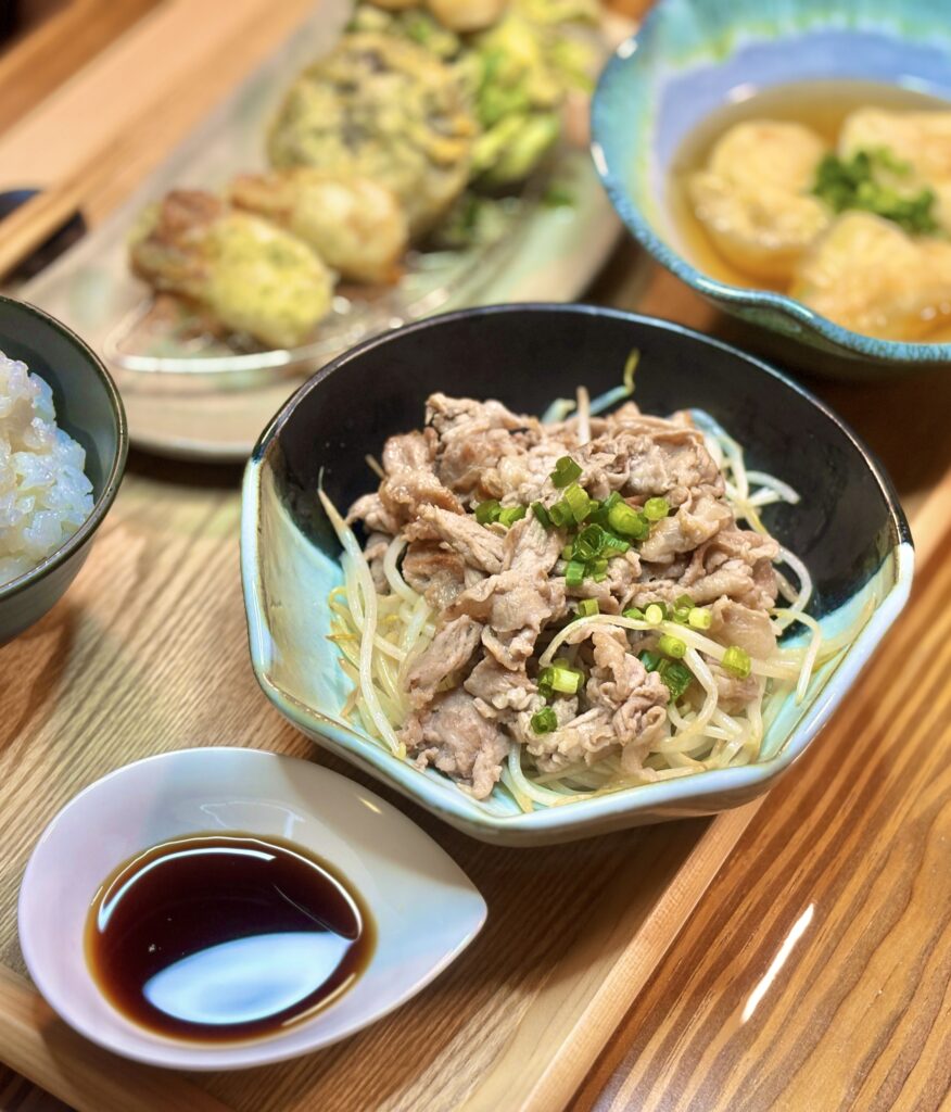 豚ロース肉とシャキシャキもやしの焼きしゃぶ。旭ポンズでさっぱりいただくボリューム満点の肉おかず