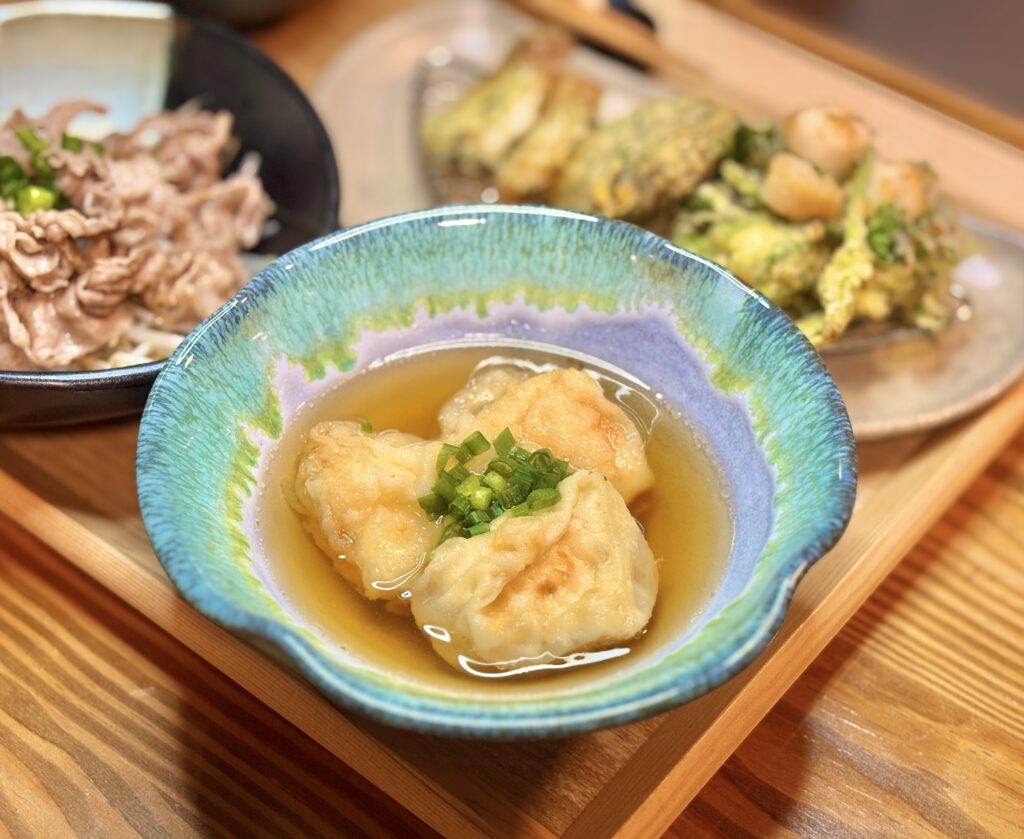 お出汁がたっぷり染みてジュワッと美味しい揚げ出し豆腐。刻みネギが乗った優しい味わいの小鉢