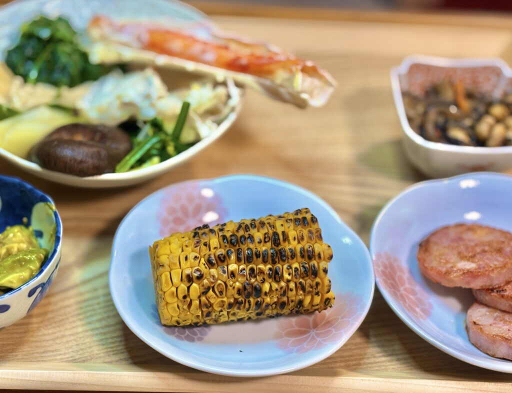 青い小鉢に盛り付けられたアボカドのワサビ醤油和え。ねっとりと濃厚でクリーミーな質感が伝わる、旦那キッチンのおつまみ一品
